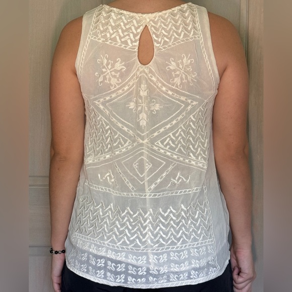 Cream colored embroidered pattern tank top - Picture 4 of 10